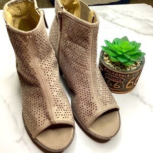 AVENUE CLOUDWALKERS SIZE 9W 9 TAN BROWN PERFORATED BOOTIE ANKLE BOOTS FALL SHOES